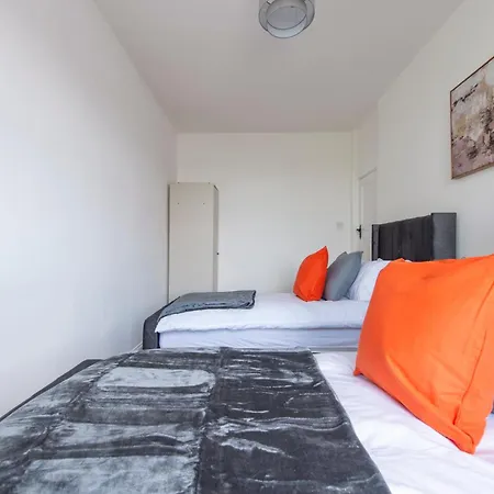 Stunning 5 Bedroom House - Holiday home Croydon