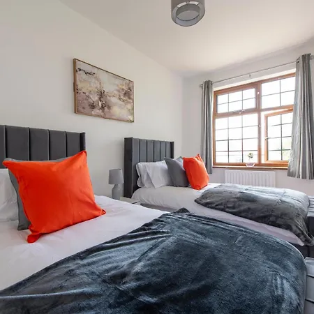 Stunning 5 Bedroom House - Croydon