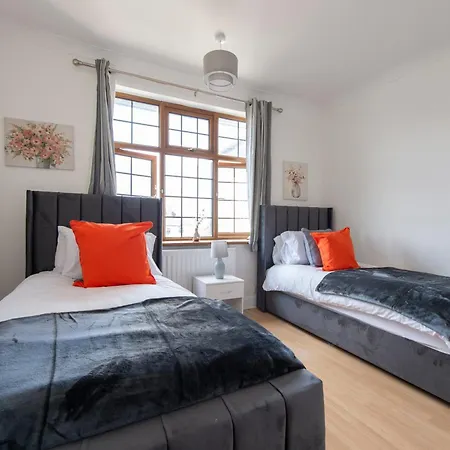 Stunning 5 Bedroom House - Holiday home *