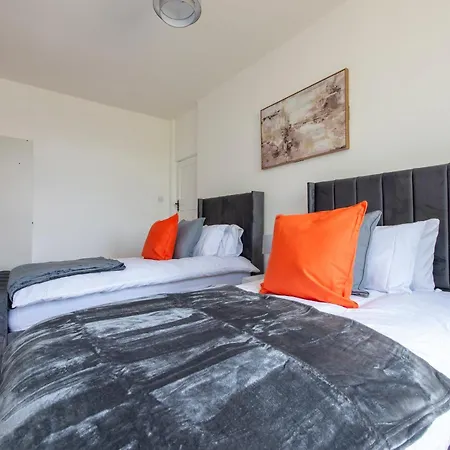 Stunning 5 Bedroom House - Holiday home *