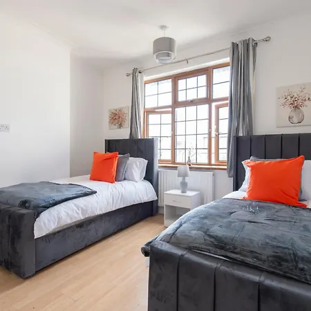 Stunning 5 Bedroom House - * Croydon