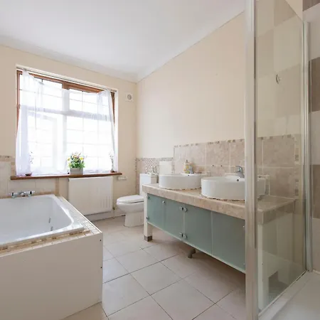 Stunning 5 Bedroom House - Holiday home