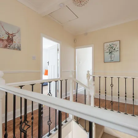Stunning 5 Bedroom House - * Croydon