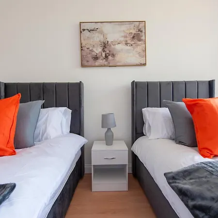 Stunning 5 Bedroom House - Holiday home Croydon