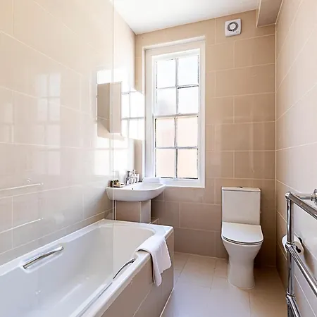 Modern 2 Bedroom Flat Near Queensway *