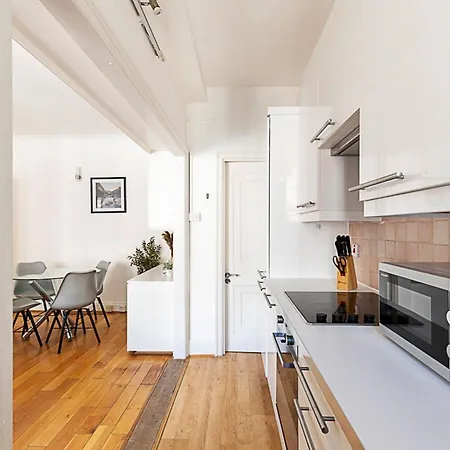 Modern 2 Bedroom Flat Near Queensway *