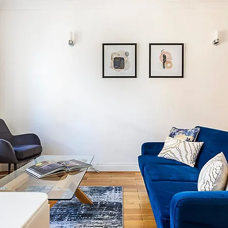 Modern 2 Bedroom Flat Near Queensway