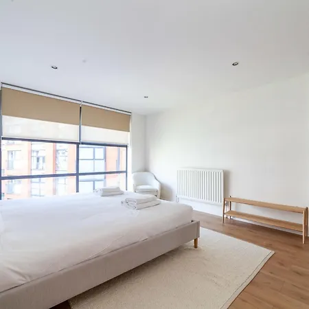Apartment A Stylish Newly Refurbished Flat With Access *