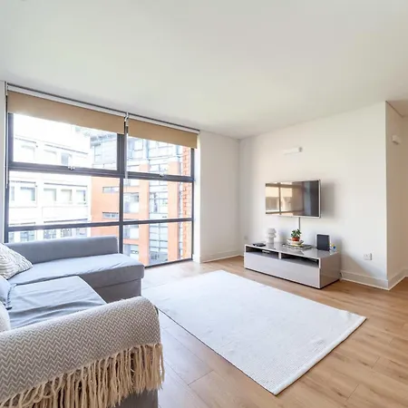 A Stylish Newly Refurbished Flat With Access * London