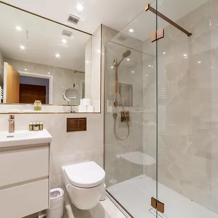 Apartment A Stylish Newly Refurbished Flat With Access *