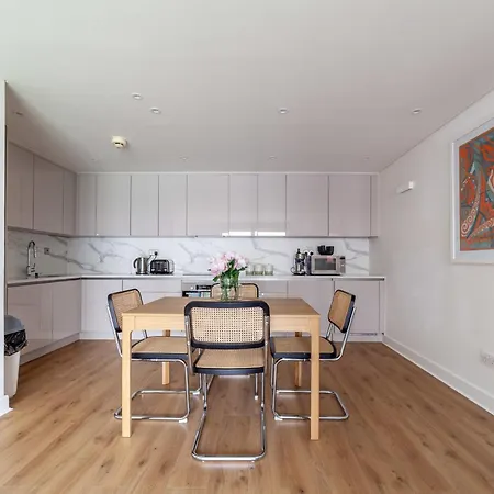 Apartment A Stylish Newly Refurbished Flat With Access *