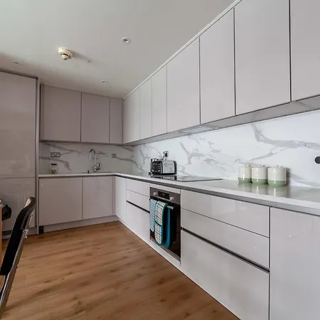 A Stylish Newly Refurbished Flat With Access London
