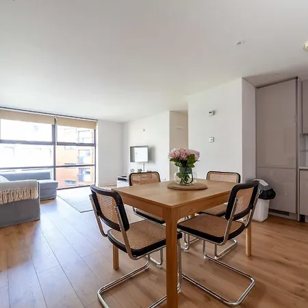 A Stylish Newly Refurbished Flat With Access