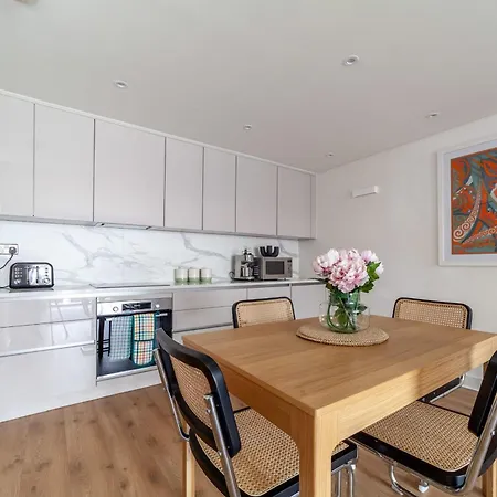 A Stylish Newly Refurbished Flat With Access Apartment *
