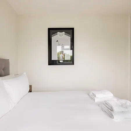 Penthousestays Wimbledon - Chic 2 Bedroom King Bed With Balcony - 2 Mins From Wimbledon Tennis Club And Museum - Aeltc Apartment *