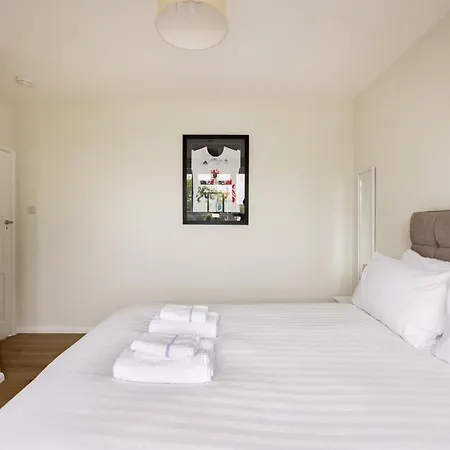 Apartment Penthousestays Wimbledon - Chic 2 Bedroom King Bed With Balcony - 2 Mins From Wimbledon Tennis Club And Museum - Aeltc *