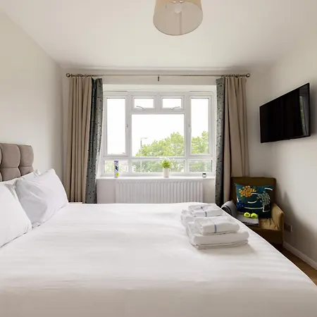 Apartment Penthousestays Wimbledon - Chic 2 Bedroom King Bed With Balcony - 2 Mins From Wimbledon Tennis Club And Museum - Aeltc *
