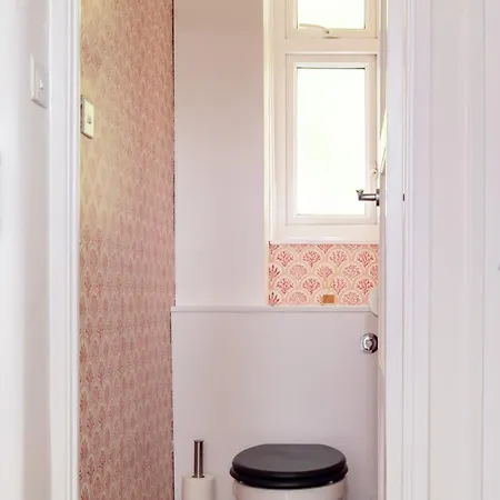 Penthousestays Wimbledon - Chic 2 Bedroom King Bed With Balcony - 2 Mins From Wimbledon Tennis Club And Museum - Aeltc *
