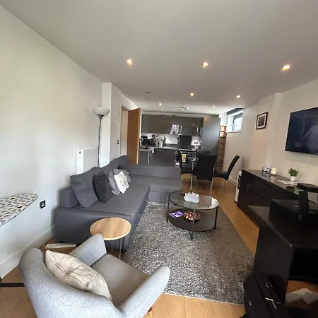 2 Bedroom Apartment, Greater London Apartment