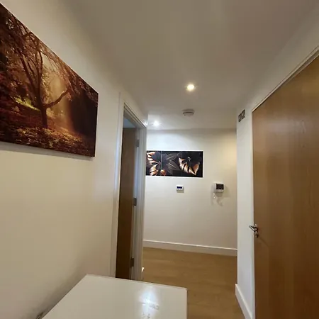 Apartment 2 Bedroom Apartment, Greater London *