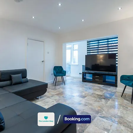 Holiday home Serviced London,4 Bed House,sleeps 7 On 4 Or 7 Beds,4 Car Driveway,wifi,the London Short Let Heathrow,long Term Welcome