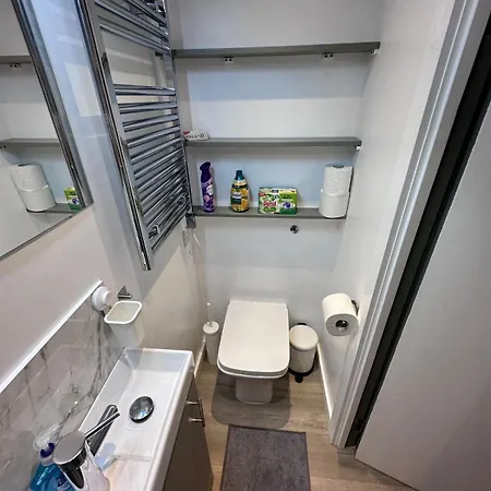 Cosy, Self-contained *