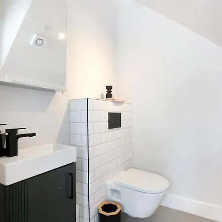 Apartment Charming Garden Retreat 3bdr With Hot Tub And Sauna