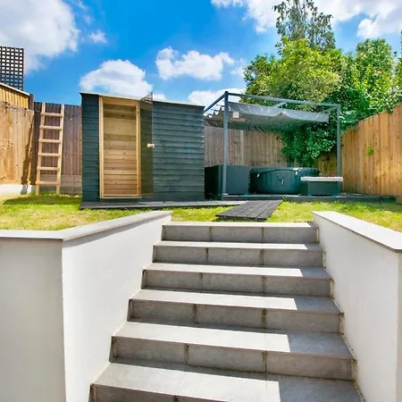 Charming Garden Retreat 3bdr With Hot Tub And Sauna Apartment