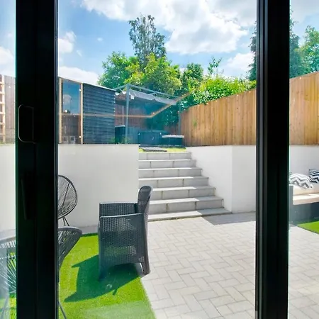Charming Garden Retreat 3bdr With Hot Tub And Sauna Apartment *
