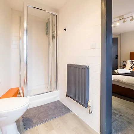 Spacious 6 Ensuite Bedroom House In *