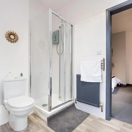 Spacious 6 Ensuite Bedroom House In *