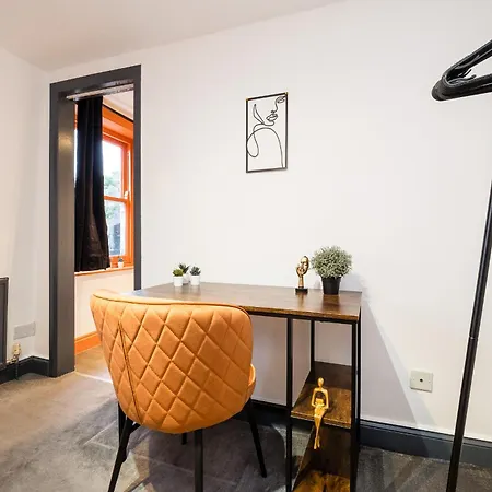 Spacious 6 Ensuite Bedroom House In