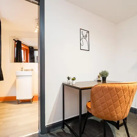 Spacious 6 Ensuite Bedroom House In * London