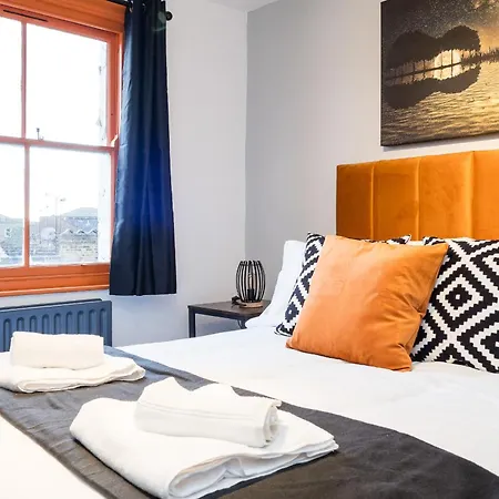 Spacious 6 Ensuite Bedroom House In Сasa de vacaciones *