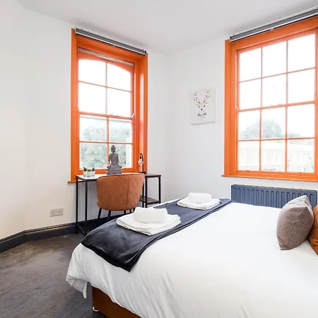 Сasa de vacaciones Spacious 6 Ensuite Bedroom House In Londres
