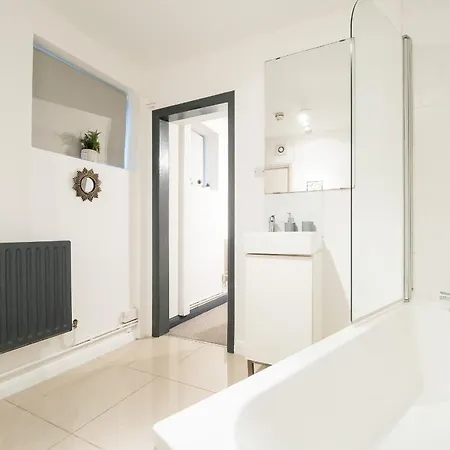Spacious 6 Ensuite Bedroom House In Сasa de vacaciones Londres