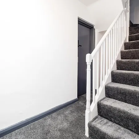 Spacious 6 Ensuite Bedroom House In *