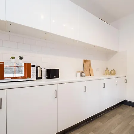 Spacious 6 Ensuite Bedroom House In