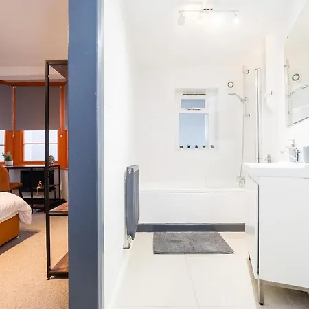 Spacious 6 Ensuite Bedroom House In *