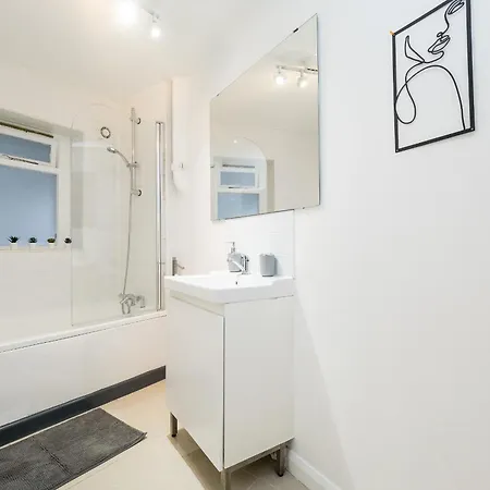 Spacious 6 Ensuite Bedroom House In *
