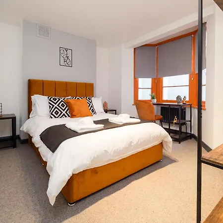 Spacious 6 Ensuite Bedroom House In