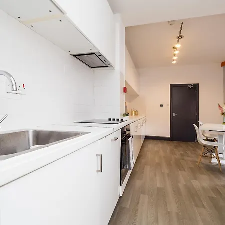 Spacious 6 Ensuite Bedroom House In *
