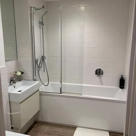 Modern 1 Bed Flat Near Station And * London