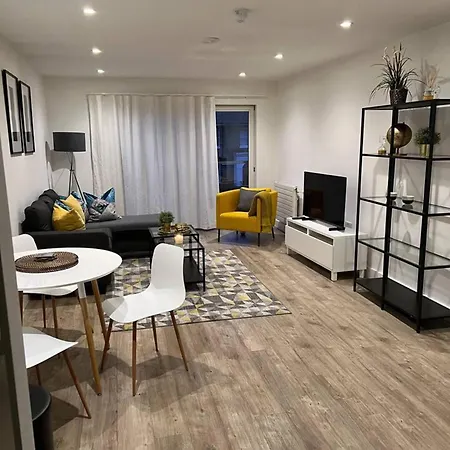 Modern 1 Bed Flat Near Station And