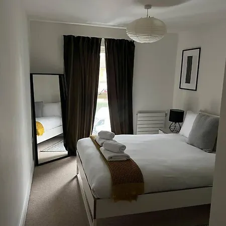 Modern 1 Bed Flat Near Station And