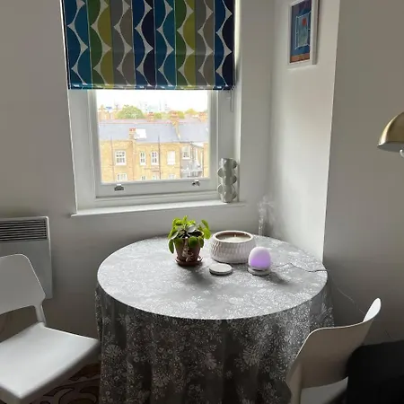 Stylish Flat Near London