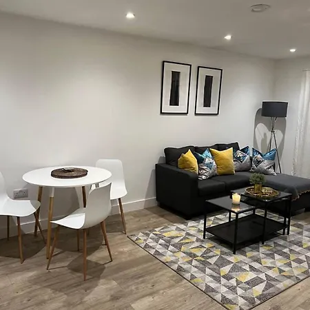 Modern 1 Bed Flat Near Station And Apartment