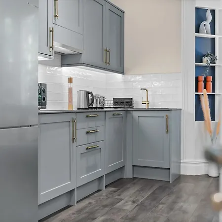 Vichy - The Hampstead Star | Prime Location *
