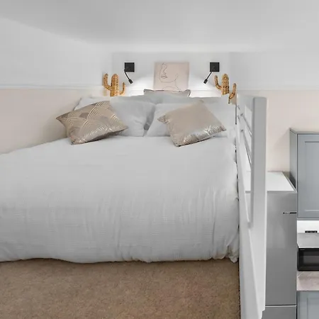 Vichy - The Hampstead Star | Prime Location