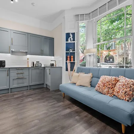 Vichy - The Hampstead Star | Prime Location * London